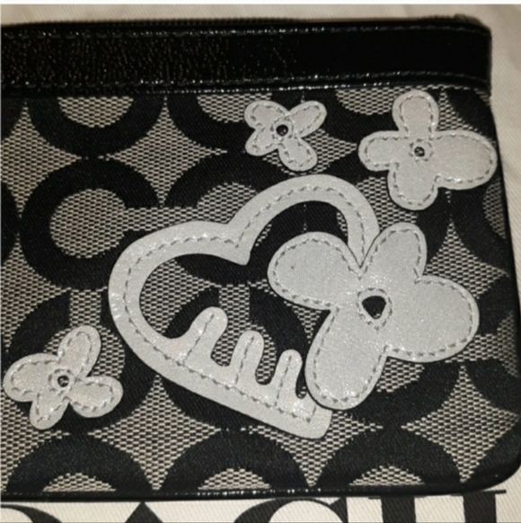 Rare Coach Poppy Black and White Floral Wristlet EUC TO LIKE NEW - Picture 5 of 8